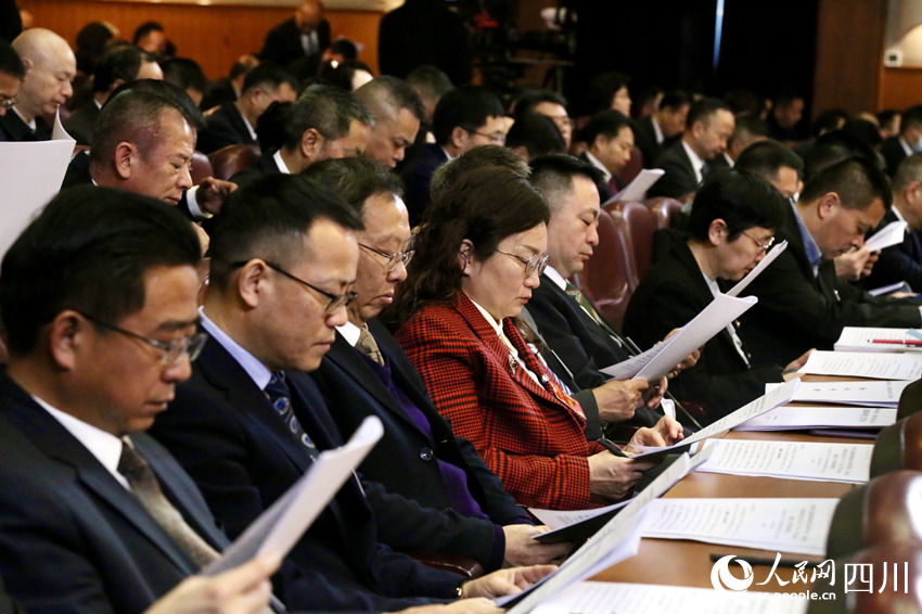 四川省政協(xié)十三屆三次會(huì)議開(kāi)幕會(huì)在成都舉行。人民網(wǎng)記者 朱虹攝