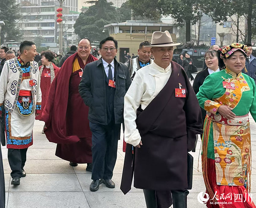 開幕式前，代表們步入會場。人民網(wǎng)記者 王波攝