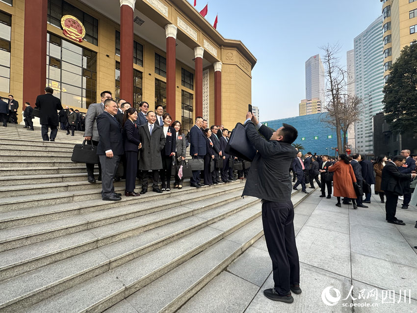 開幕式前，與會(huì)代表、委員在會(huì)場前拍照留念。人民網(wǎng)記者 王波攝