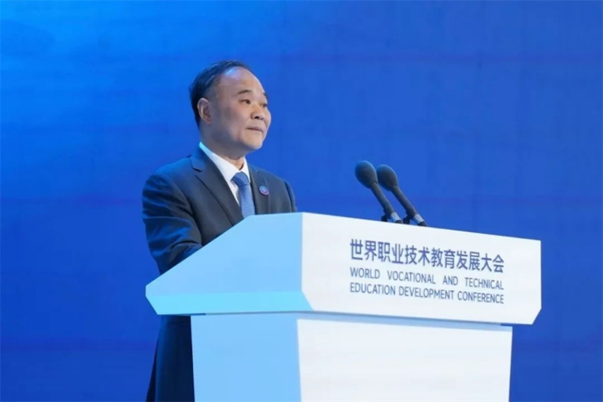 吉利控股集團董事長李書福在2024年世界職業(yè)技術教育發(fā)展大會演講。吉利學院供圖