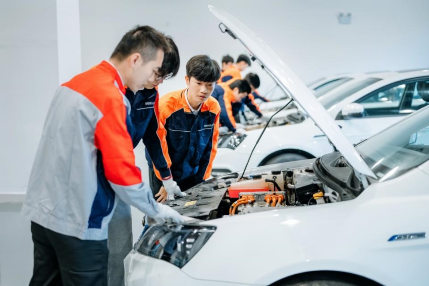 新能源汽車綜合實訓課。吉利學院供圖