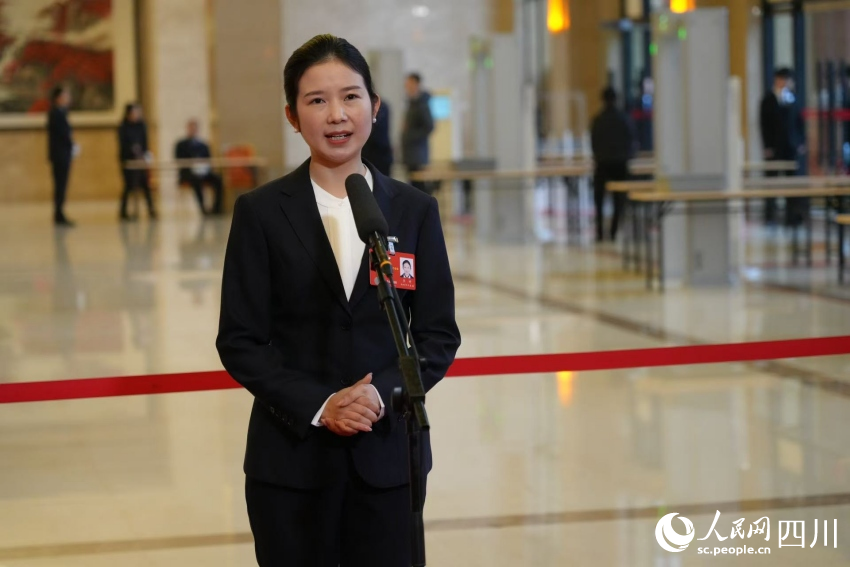 省人大代表李婷亮相“代表通道”。人民網(wǎng)記者 李平攝