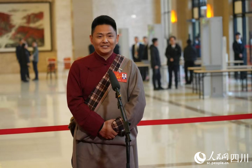 省人大代表、川藏登山隊隊長王平亮相“代表通道”。人民網(wǎng)記者 李平攝