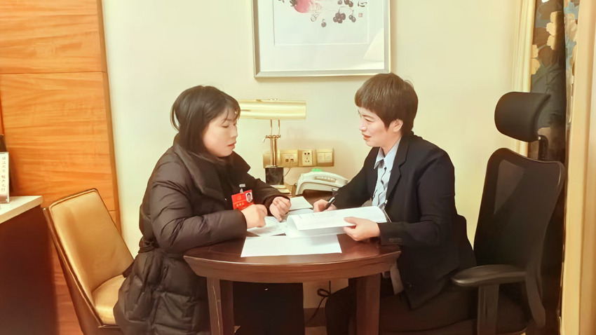 兩位代表連夜討論群眾鍛煉問題建議內(nèi)容。汪國義攝