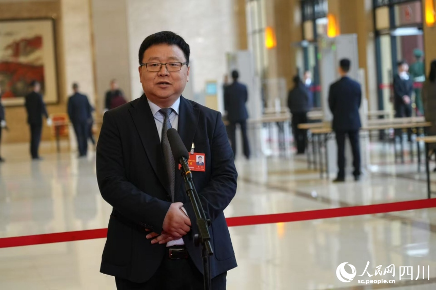 省人大代表李軍亮相“代表通道”。人民網(wǎng)記者 李平攝