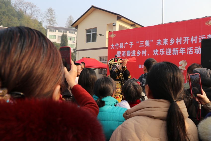 “趕村”現(xiàn)場藝人展示川劇變臉技藝。曹芮銘攝
