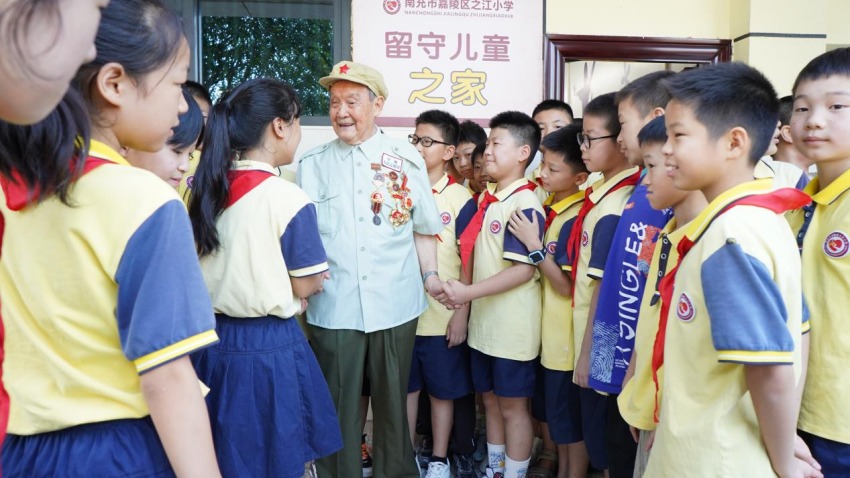 “致敬革命先烈，強(qiáng)國復(fù)興有我”紅色宣講活動(dòng)進(jìn)校園之——南充市嘉陵區(qū)之江小學(xué)。四川省退役軍人事務(wù)廳供圖