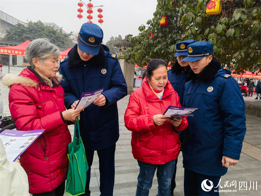 羅江消防救援支隊(duì)向市民普及防火知識(shí)。實(shí)習(xí)生 馮子芯攝