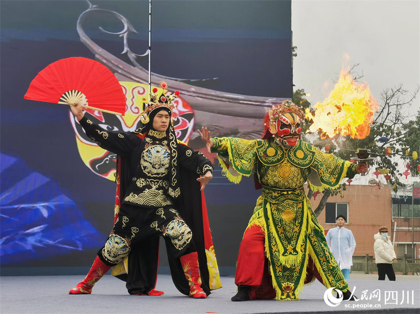經(jīng)典川劇絕活變臉與吐火。實(shí)習(xí)生 馮子芯攝