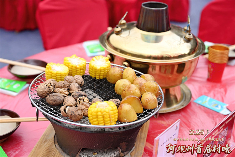 現(xiàn)場(chǎng)烤土豆玉米。主辦方供圖