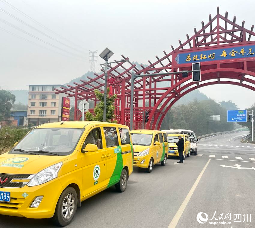 停在路邊的金通工程鄉(xiāng)村客運車輛。人民網(wǎng)記者 郭瑩攝