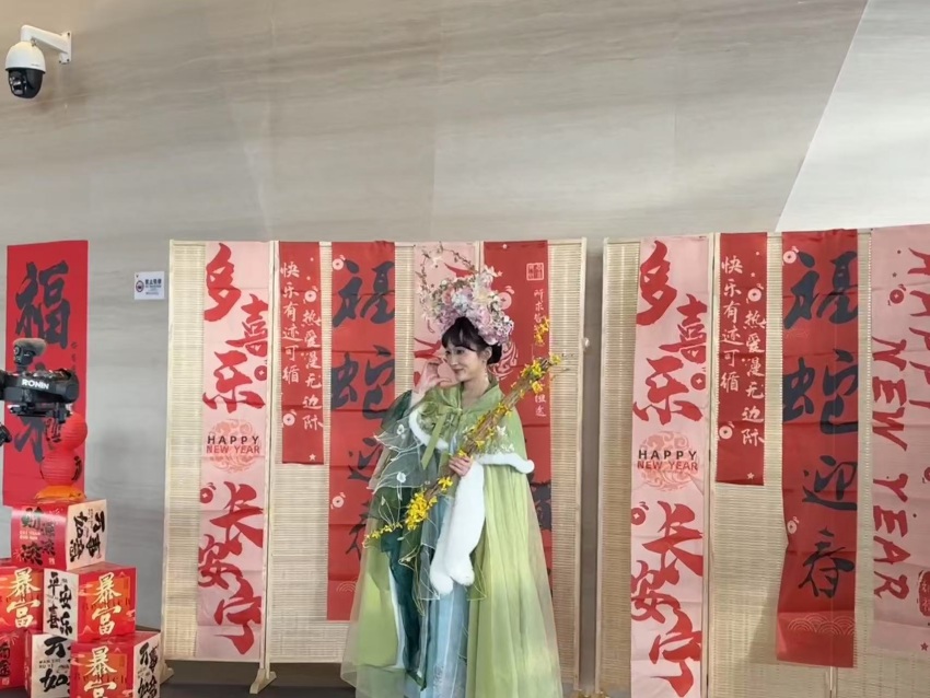 漢服小姐姐在現(xiàn)場拍照打卡。肖瑤攝