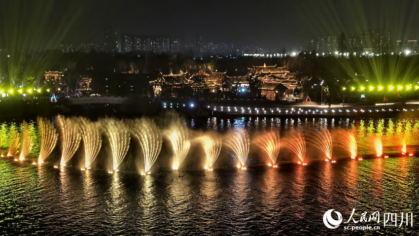 “幻彩流光”泛光秀。人民網(wǎng) 趙祖樂攝