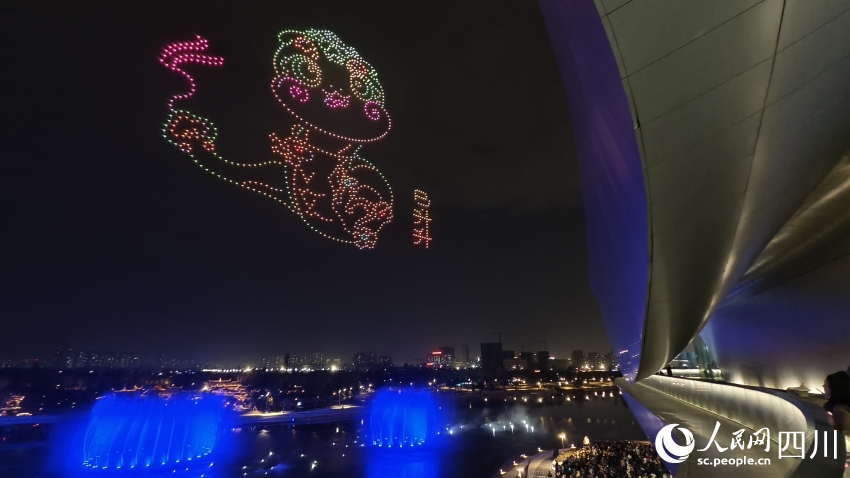 “火舞金蛇”無人機(jī)秀。人民網(wǎng) 趙祖樂攝