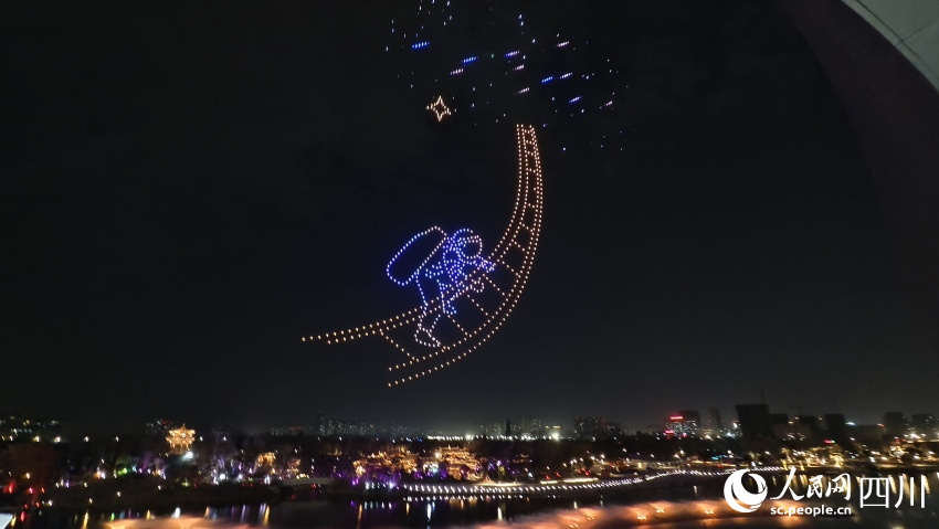 “火舞金蛇”無人機秀。人民網(wǎng) 趙祖樂攝