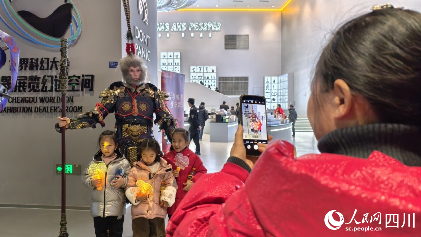 觀眾在科幻“COSPLAY”巡展秀現(xiàn)場(chǎng)拍照打卡。人民網(wǎng) 趙祖樂攝