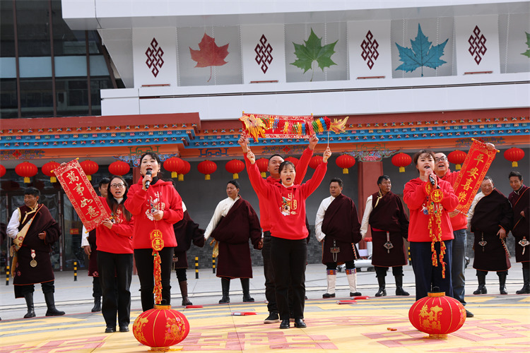 送上新年祝福。黑水縣融媒體中心供圖