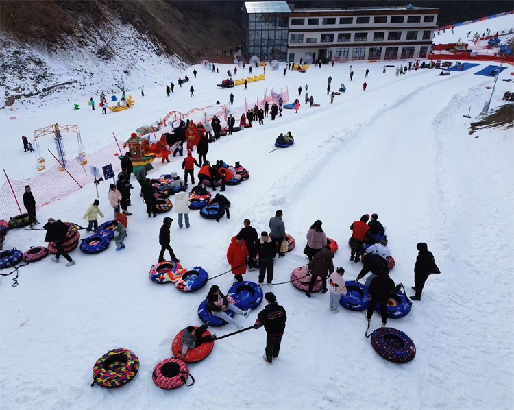 家庭玩滑雪。張文良供圖