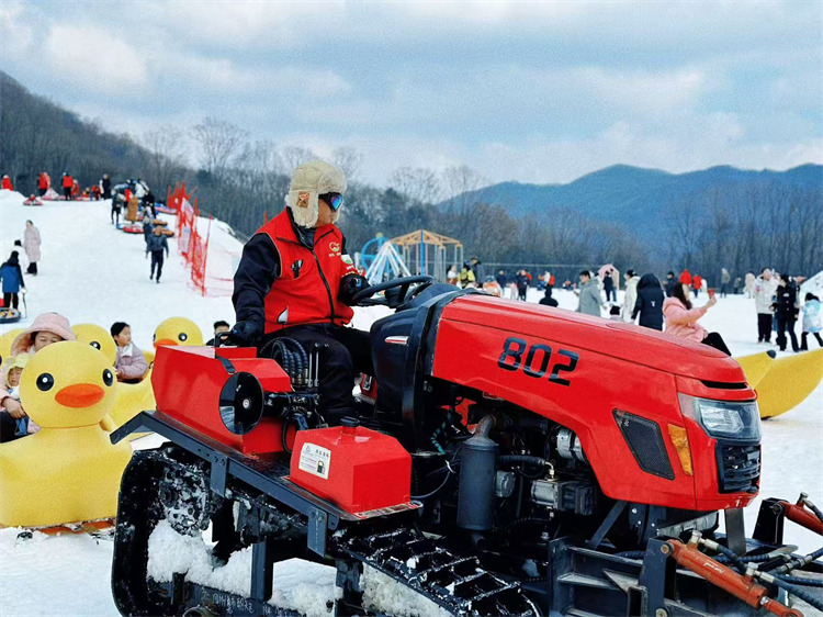 雪地車帶著大家一起玩。張文良供圖