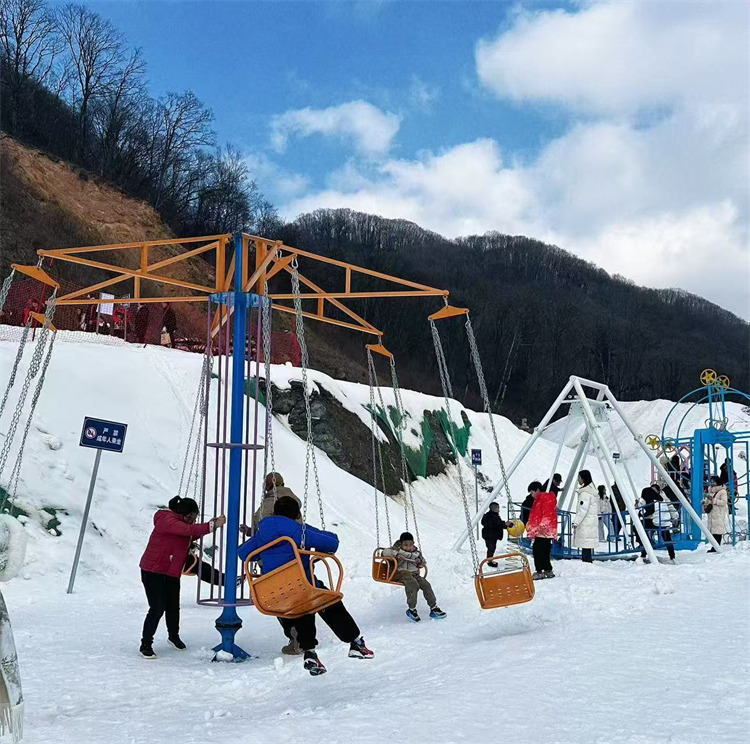 游客在滑雪場玩游樂項目。張文良供圖
