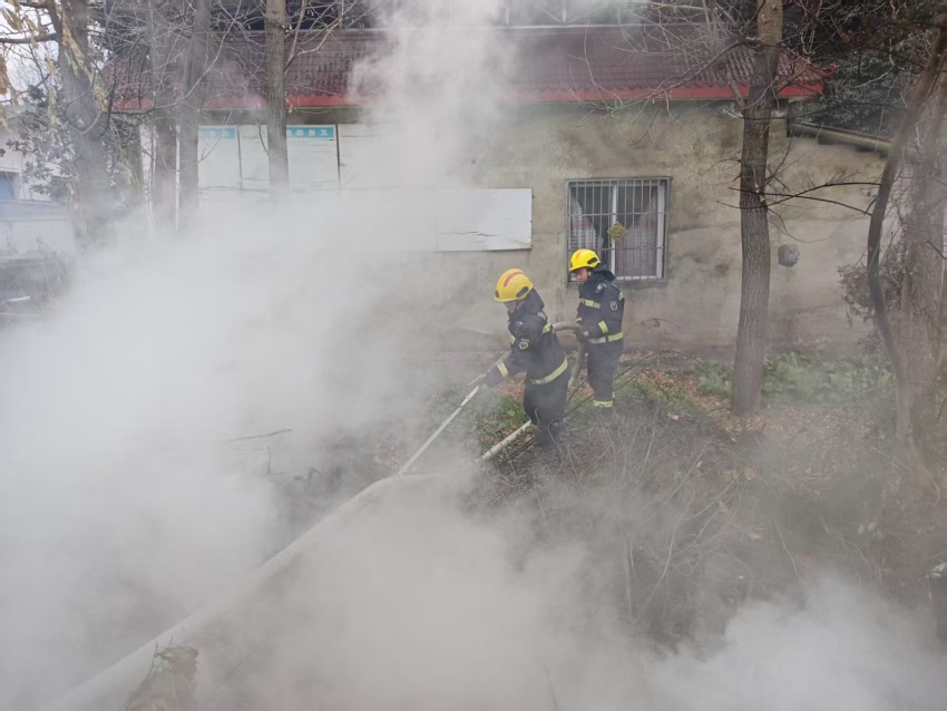 消防員們正在處置1月31日的一場火情。彭州市消防救援大隊供圖