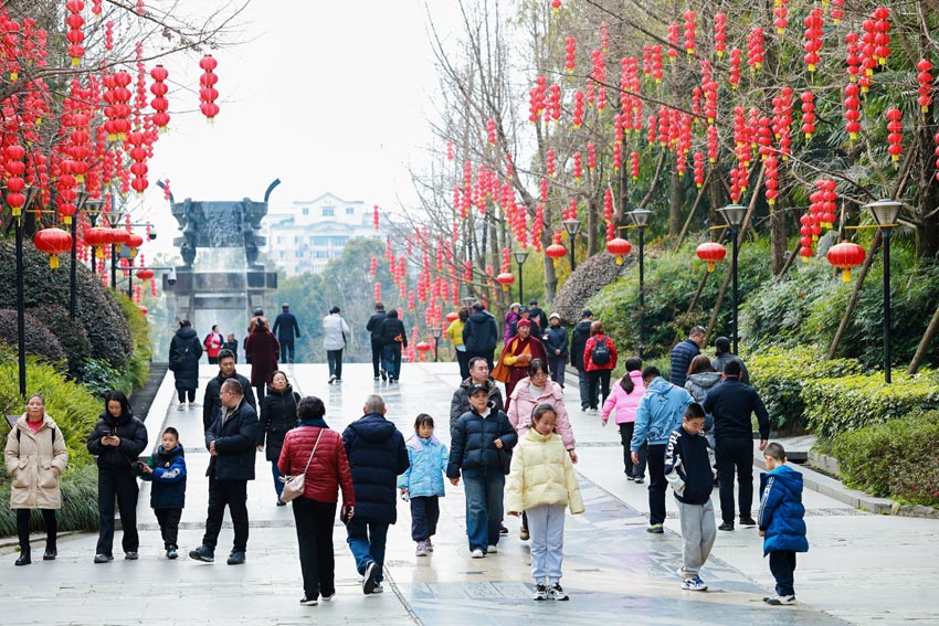 紅紅火火過(guò)新年，快快樂(lè)樂(lè)游草堂。杜甫草堂供圖