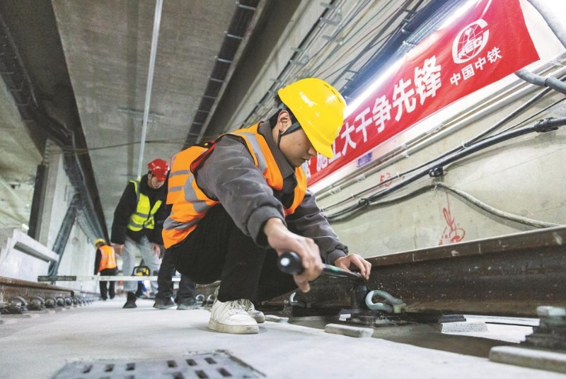 成都軌道交通10號線三期武侯祠站施工現(xiàn)場，軌道鋪設(shè)、機電安裝、附屬結(jié)構(gòu)施工等各項工作正在有序推進(jìn)。成都日報記者 彭浩攝