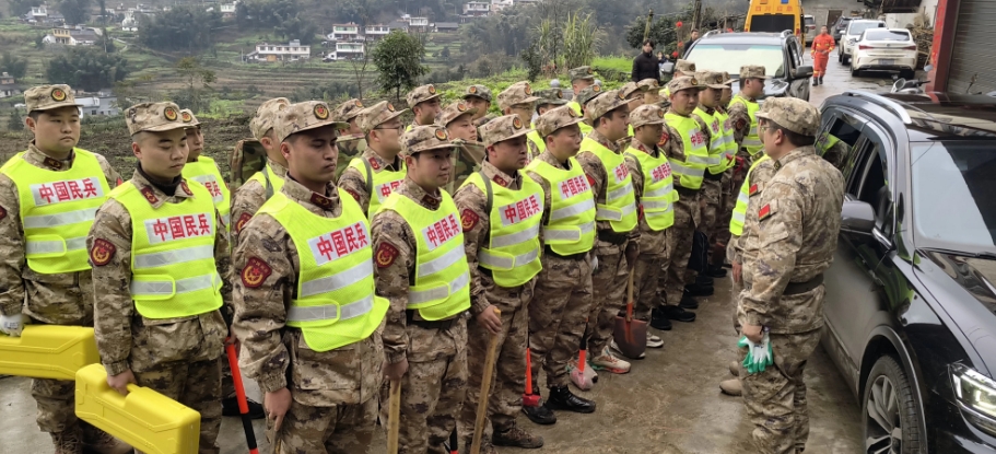 四川省軍區(qū)第一時間對救援作出部署，指揮組前出一線指揮救援。四川省軍區(qū)供圖