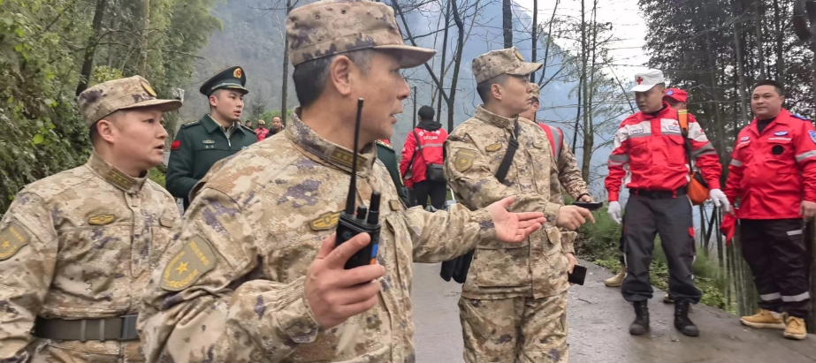 四川省軍區(qū)第一時間對救援作出部署，指揮組前出一線指揮救援。四川省軍區(qū)供圖