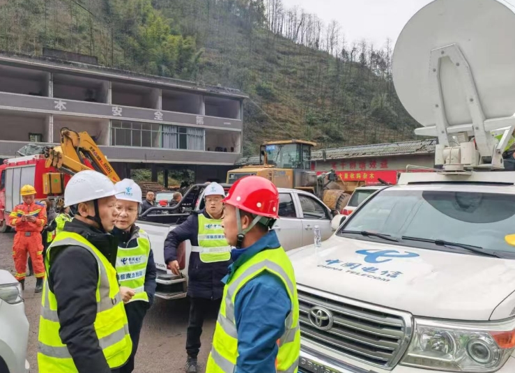  中國電信首批應(yīng)急通信保障團隊到達現(xiàn)場。四川電信供圖