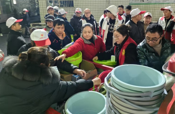 受災(zāi)群眾的就餐、住宿、取暖等基本生活需求得到保障。宜賓融媒供圖