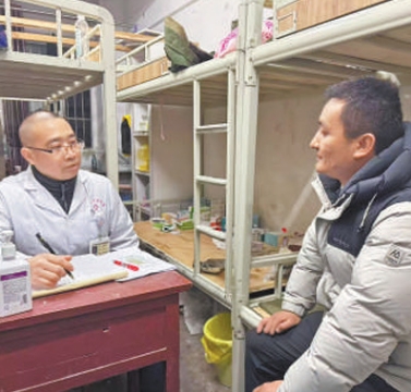 2月8日晚，在筠連縣第二中學(xué)校安置點(diǎn)，筠連縣中醫(yī)院的醫(yī)生正在了解安置群眾身體情況。本報(bào)記者 宋豪新攝