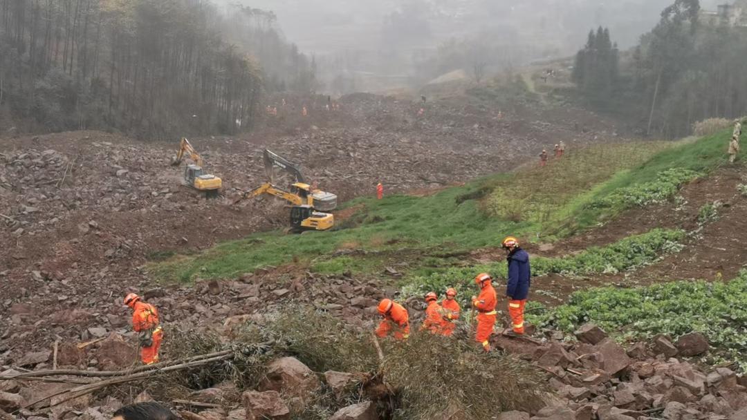 隊員們在爭分奪秒地救援。四川省應急管理廳