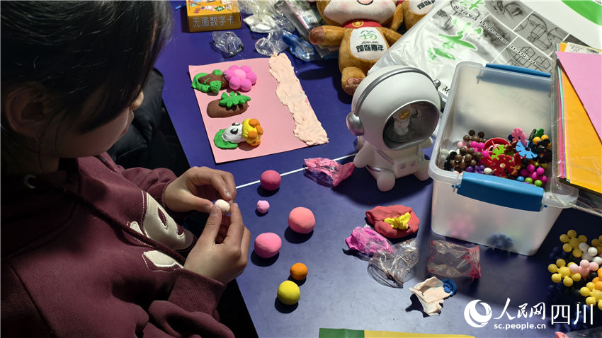 孩子們聚在一起玩耍。人民網(wǎng) 趙祖樂攝