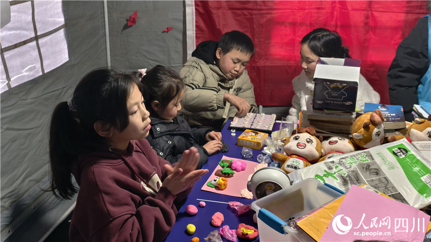 孩子們聚在一起玩耍。人民網(wǎng) 趙祖樂攝