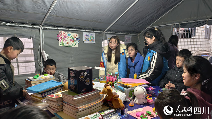 孩子們聚在一起玩耍。人民網(wǎng) 趙祖樂攝