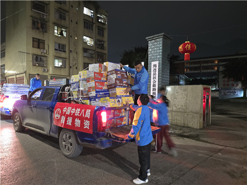 工作人員正在搬運救災物資。中鐵八局供圖