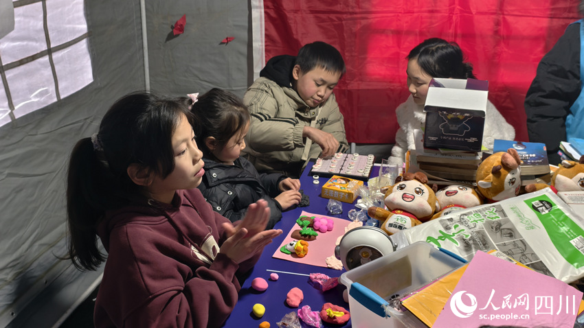 “青青兒童樂園”內(nèi)，孩子們聚在一起玩耍。人民網(wǎng) 趙祖樂攝