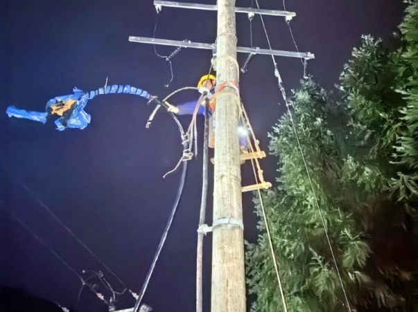 四川能投現(xiàn)場緊急搶修電路。四川能投供圖