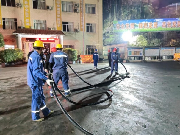 四川能投現(xiàn)場搶修復(fù)電。四川能投供圖