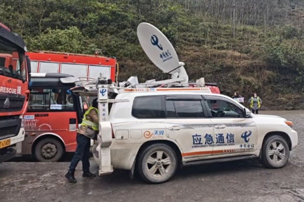 四川電信應(yīng)急通信保障團(tuán)隊(duì)到達(dá)現(xiàn)場。四川電信供圖