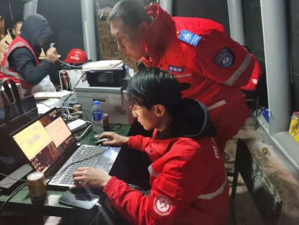 中國電建成都院現(xiàn)場搶險(xiǎn)工作。中國電建成都院供圖