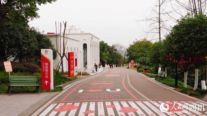 設(shè)立于塔山公園的內(nèi)江市中區(qū)婚姻登記處。鐘欣航攝