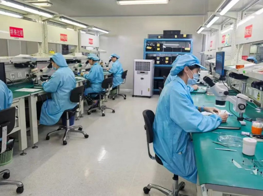 成都聯(lián)幫微波通信工程有限公司工作人員緊張有序地操控著儀器。成都市經(jīng)信局市新經(jīng)濟(jì)委供圖