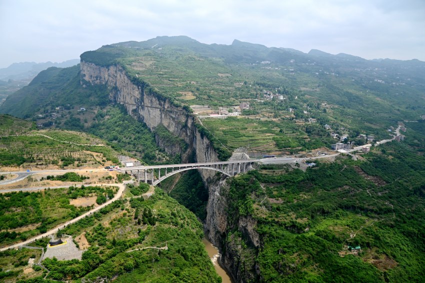 遠(yuǎn)眺敘永雞鳴三省大橋。蘇忠國攝