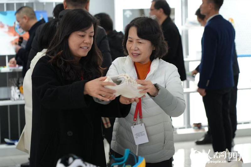 代表們在安岳安鑫體育用品有限公司進行視察。人民網(wǎng)記者 李平攝