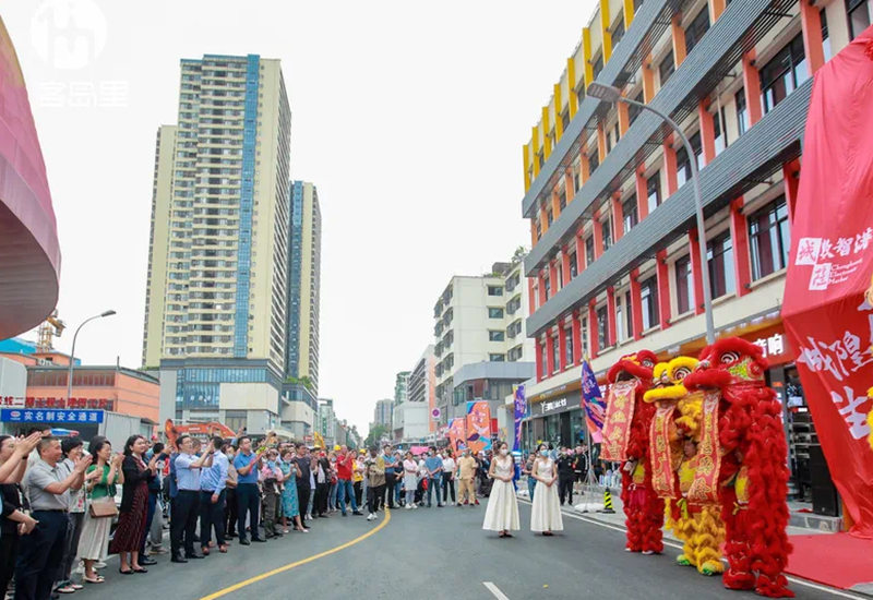 更新改造后，老市場(chǎng)變身城隍數(shù)智港科創(chuàng)園區(qū)。成都城投俠客島供圖