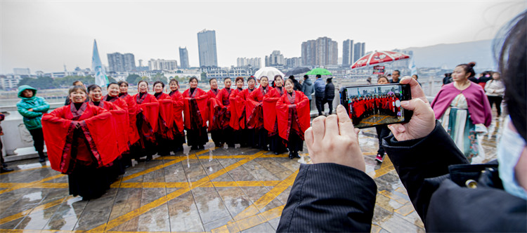 市民游客記錄精彩瞬間。利州區(qū)委宣傳部供圖