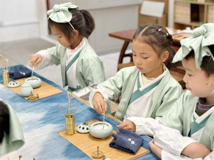 香事社團(tuán)上實(shí)踐課。東坡小學(xué)供圖