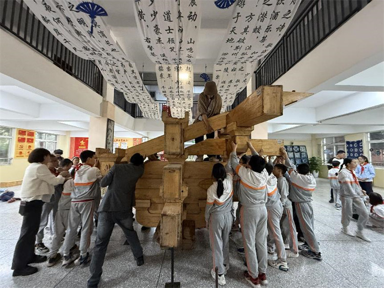同學(xué)們參加校外拓展訓(xùn)練。東坡小學(xué)供圖